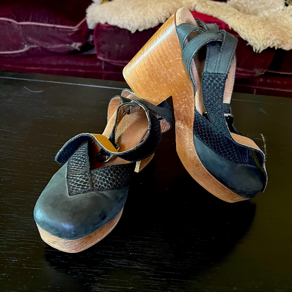 Free People Black “walk this way” clogs size 38 / 7.5